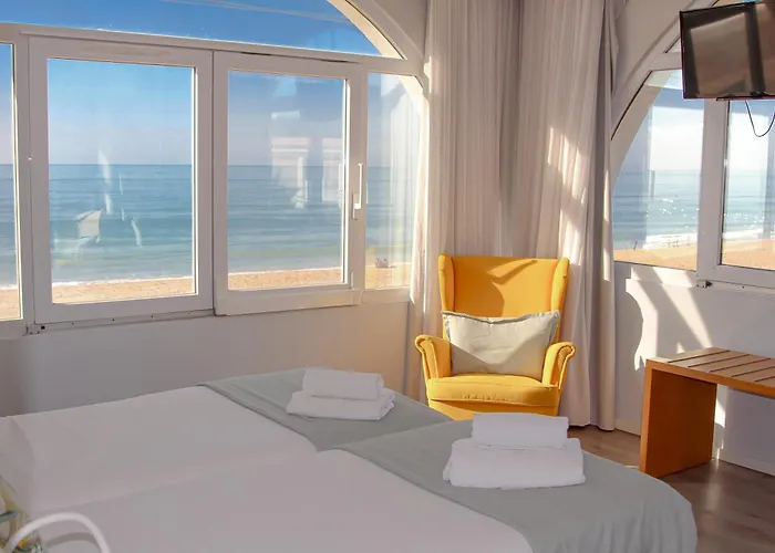 Golden Beach Guest House & Rooftop Bar