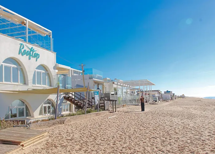 Golden Beach Guest House & Rooftop Bar